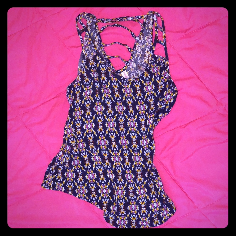 🦋pick 5/$25!  曆 SALE Fun, strappy tank!